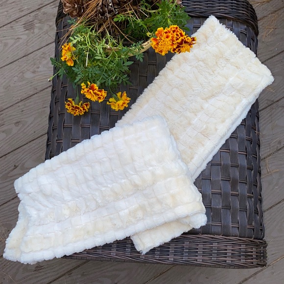 Faux Fur Unisex Waffle Knit Ivory Plush 82” Long Flowing Scarf - Picture 1 of 3